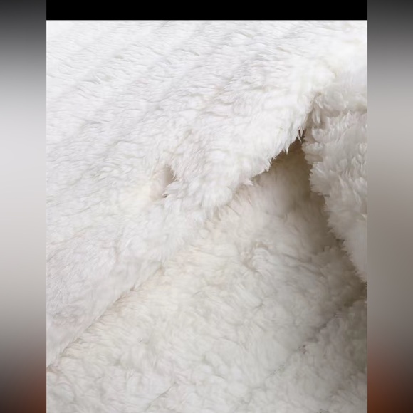 NWOT FUZZY COAT WITH PEARL BUTTONS - Picture 5 of 5